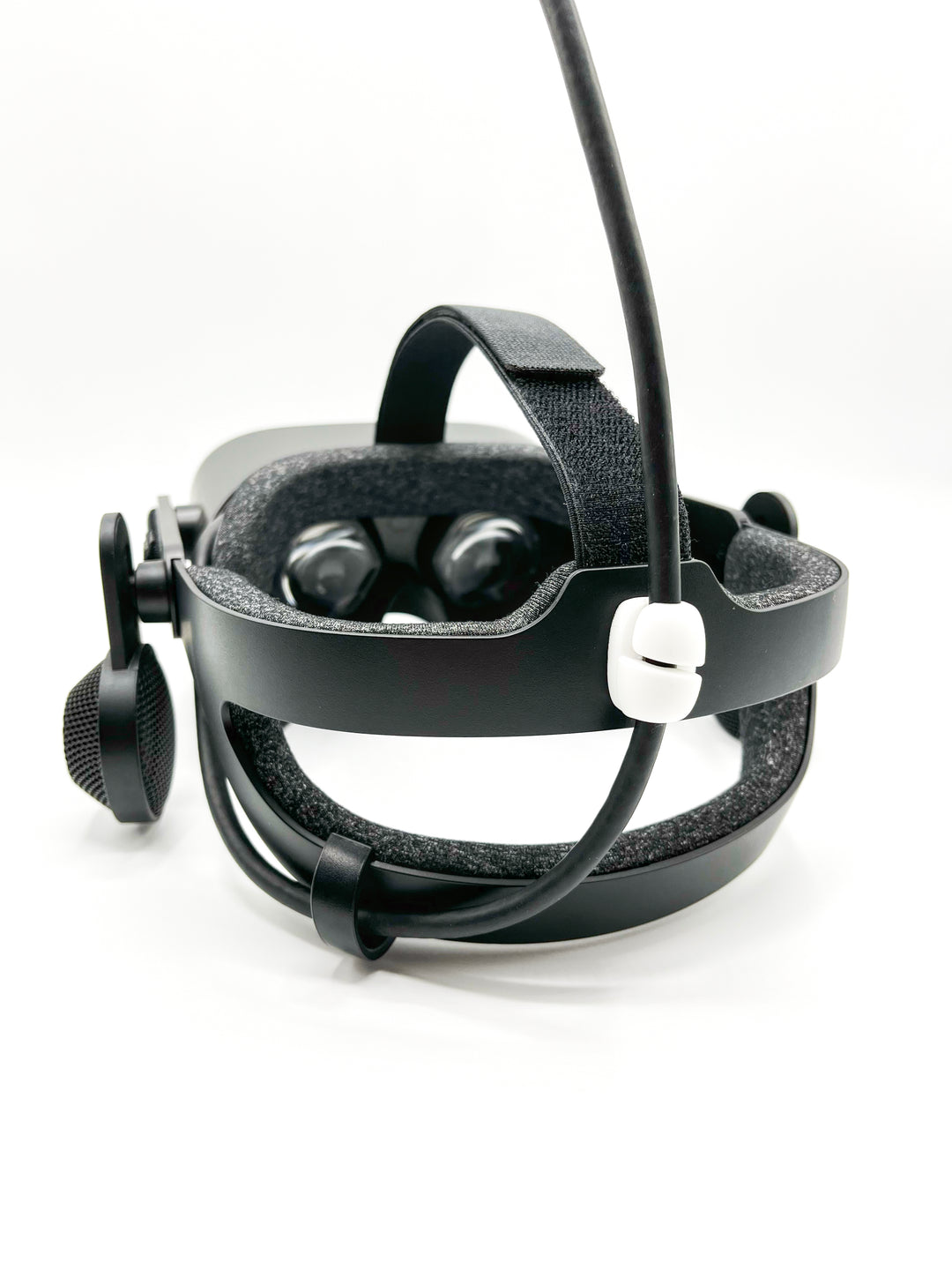 White silicone cable guide on reverb g2 headset